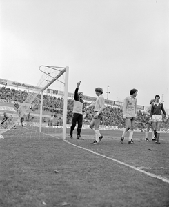 881461 Afbeelding van een spelmoment tijdens de voetbalwedstrijd FC Utrecht - Ajax in het stadion Galgenwaard ...